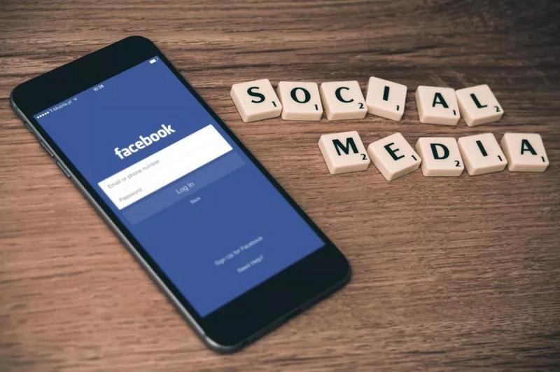 向旧世界挥舞拳头，Facebook的野心与未来