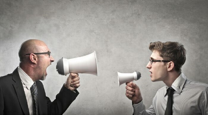 DeFi行业的“撕逼”是为了争抢资本，还是为了技术进步？